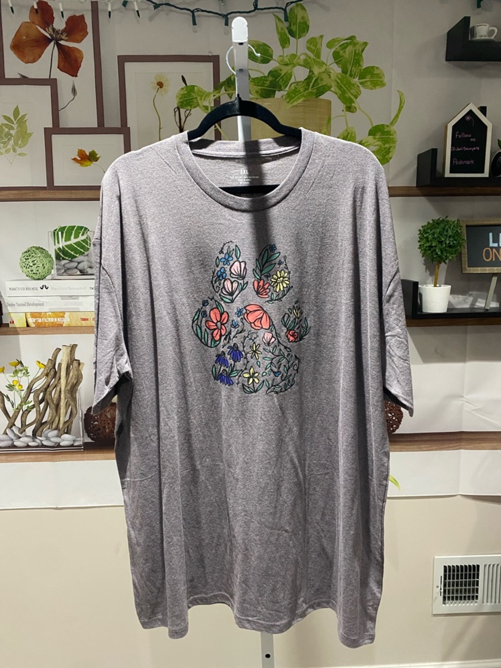 Grayish purple Short-Sleeve Tee with Floral Paw-Print Graphic 3 X. 28 Ptp